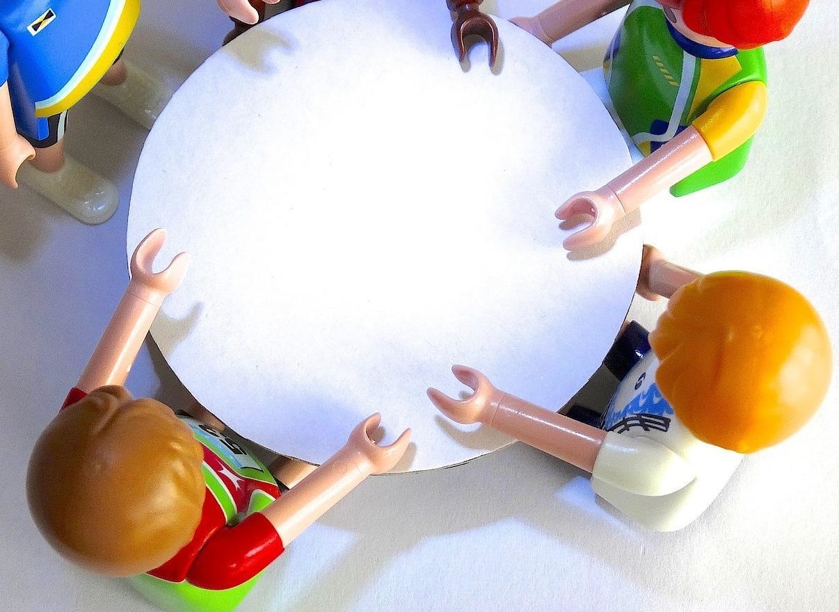 Table ronde autour de laquelle son assis des personnages d'un réseau qui travaillent sur un projet commun de transition écologique